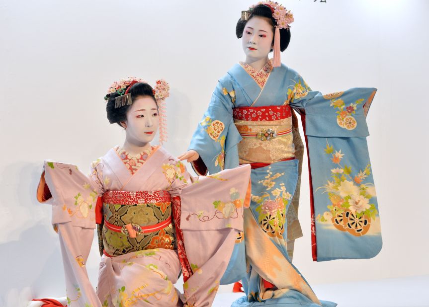There are easy ways to distinguish between maiko (apprentices, pictured) and geisha. A maiko will have decorations such as flowers in her hair; geisha will not. The maiko's obi (kimono belt) will hang nearly to the floor; the geisha's is folded into a square shape on her back.