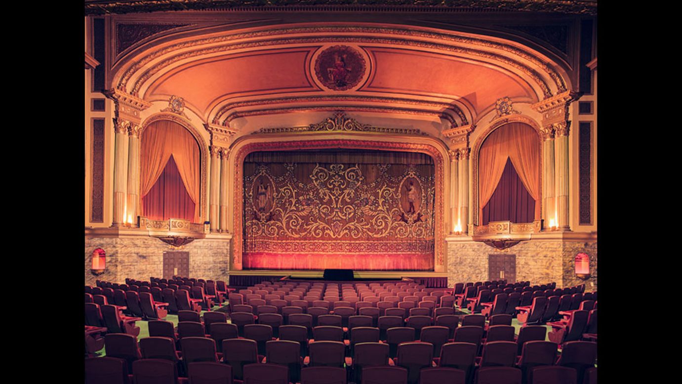 <em>Grand Lake Theatre, Oakland</em><br /><br />The vast hall of the Grand Lake Theater in the city of Oakland seats 1,600 people, and after being badly damaged in a fire in 1989, it has been fully restored to its past glory. "The neo-classical style and Egyptian motifs give this cinema something mystical," says Bohbot. 