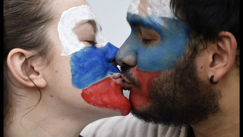 Russian supporters kiss ahead of the match between Algeria and Russia.