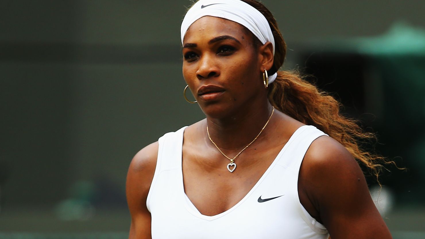 Serena Williams acknowledges she's the favorite for the Wimbledon title as she chases a sixth crown.