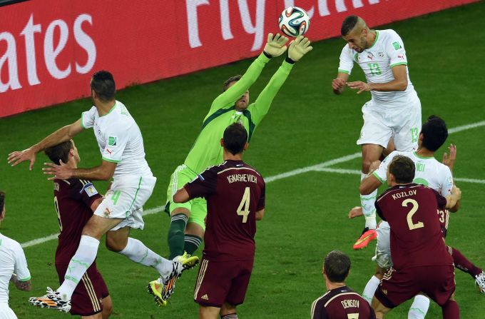 Argelia empató con el gol de Islam Slimani. Rusia 1 - Argelia 1. Clasifica a octavos el equipo africano.