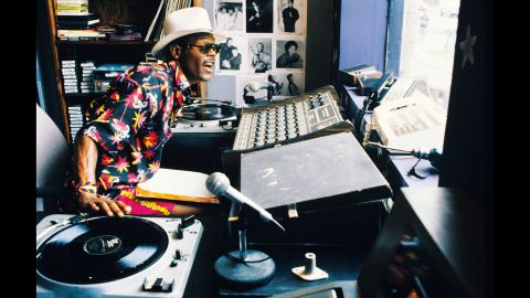 Samuel L. Jackson plays local DJ "Mister Senor Love Daddy," whose mellifluous chatter continually comments on the day. Jackson had a major role in Lee's next film, "Jungle Fever," which proved to be his big break. 