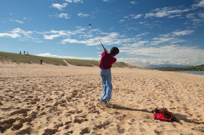 Using dramatized recreations, "Seve" shows how Ballesteros learned the game by hitting pebbles with a makeshift golf club on the beach in his hometown of Padrena. The young Seve is played by José Luis Gutiérrez.