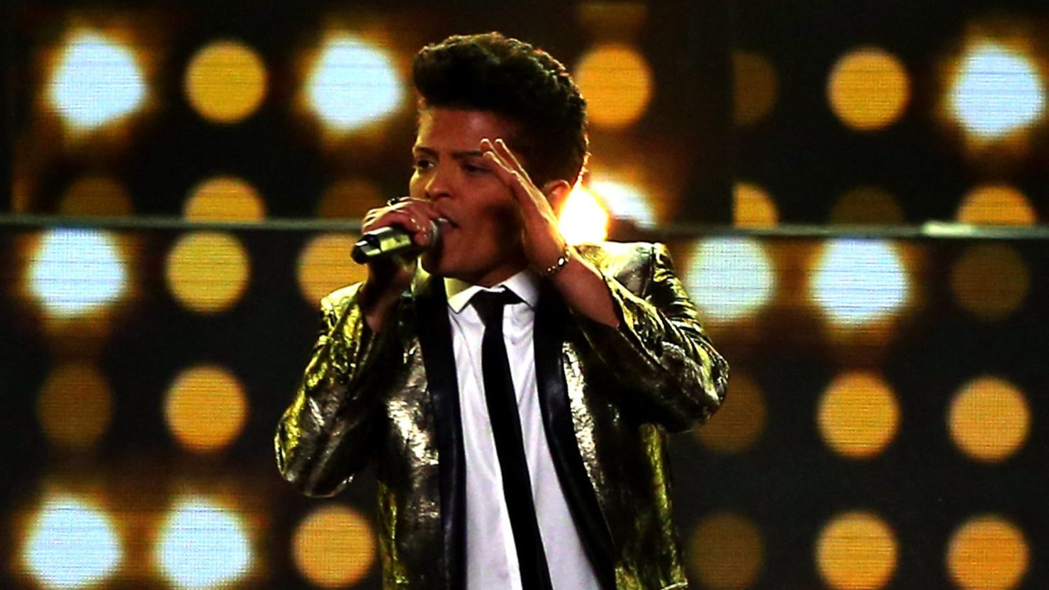 Musician Bruno Mars gave his stamp of approval to a high school's choreography to his hit, "Uptown Funk."