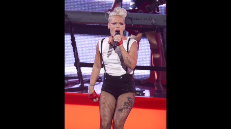 La verdadera chica con el tatuaje de dragón, Pink, luce su tatuaje mientras interpreta en los premios MTV Video Music Awards de 2012. 