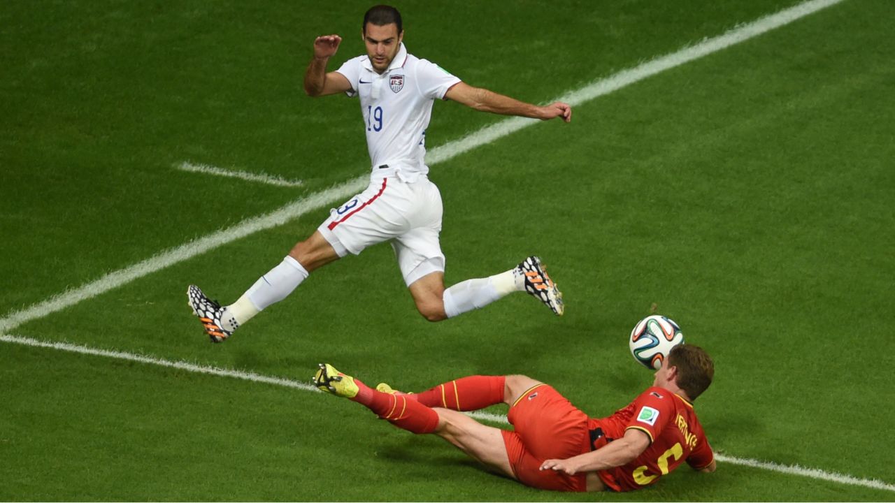 Zusi and Vertonghen compete for the ball.
