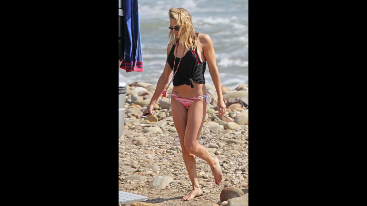 LeAnn Rimes walked carefully while visiting the beach in Ventura, California, in April 2014.