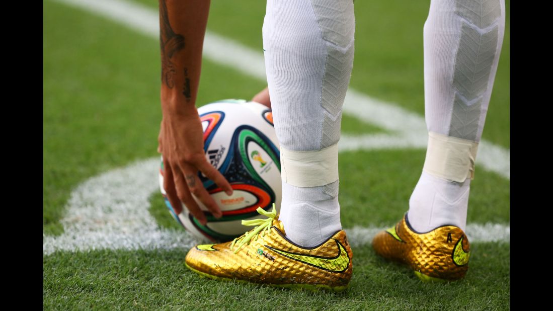 Neymar prepares to take a corner kick. 
