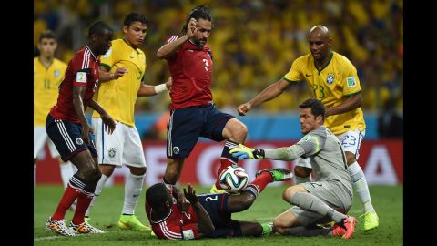 Colombian captain Mario Yepes (No. 3) tries to kick the ball past Brazilian goalkeeper Julio Cesar. 