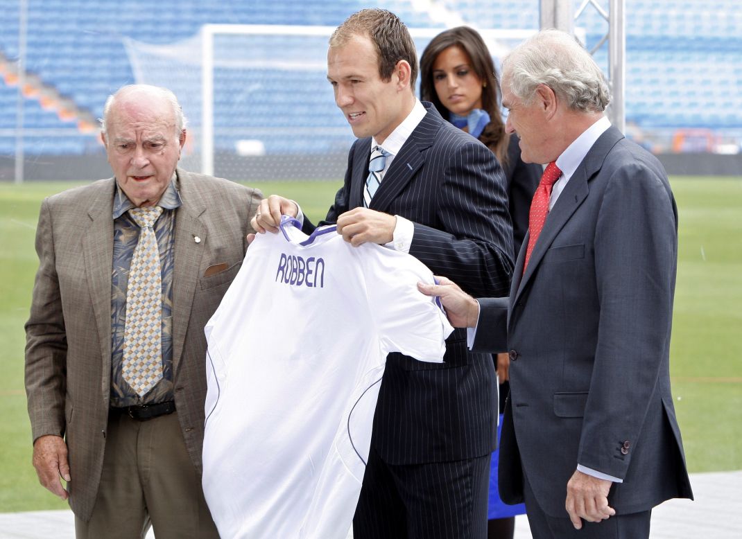 El ex jugador y presidente de honor del Real Madrid Alfredo di Stéfano murió este lunes en el hospital Gregorio de Marañón, dos días después de sufrir un infarto. Tenía 88 años. Como jugador del  Madrid, camiseta que vistió durante 11 temporadas, de 1953 a 1964, anotó un total de 308 goles en partidos oficiales, según el club blanco.