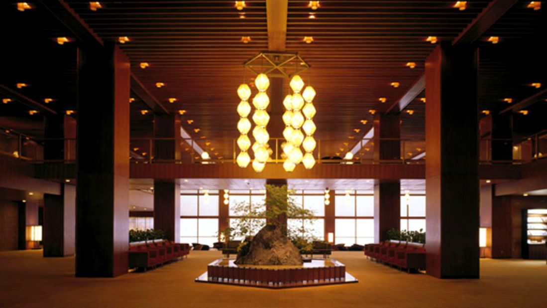 Illuminated with soft lighting from gem-shaped lanterns (a Hotel Okura signature), the peaceful main lobby was designed to be the hotel's most relaxing spot.
