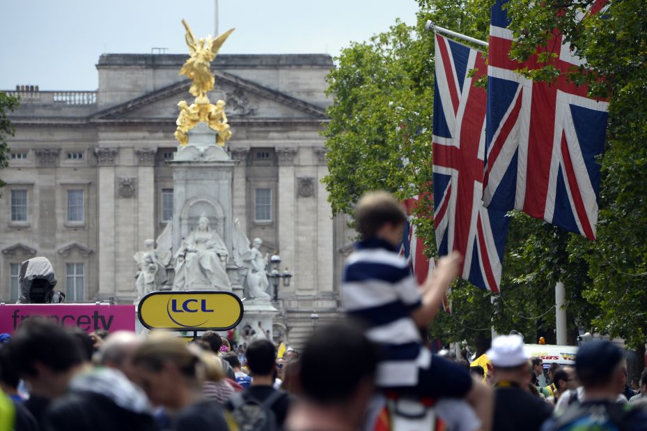 As the Tour closes in on London, fans gather in their numbers around Buckingham Palace to catch a glimpse of the cyclists as they cross this landmark en route to the finish line of stage three. 
