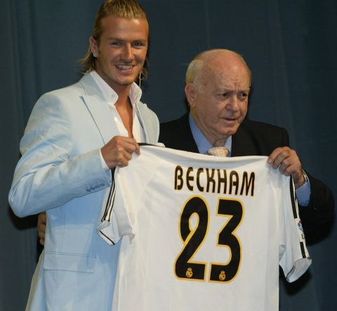 Di Stefano poses with Real Madrid's new signing, David Beckham, at his official presentation in Madrid on July 2, 2003.