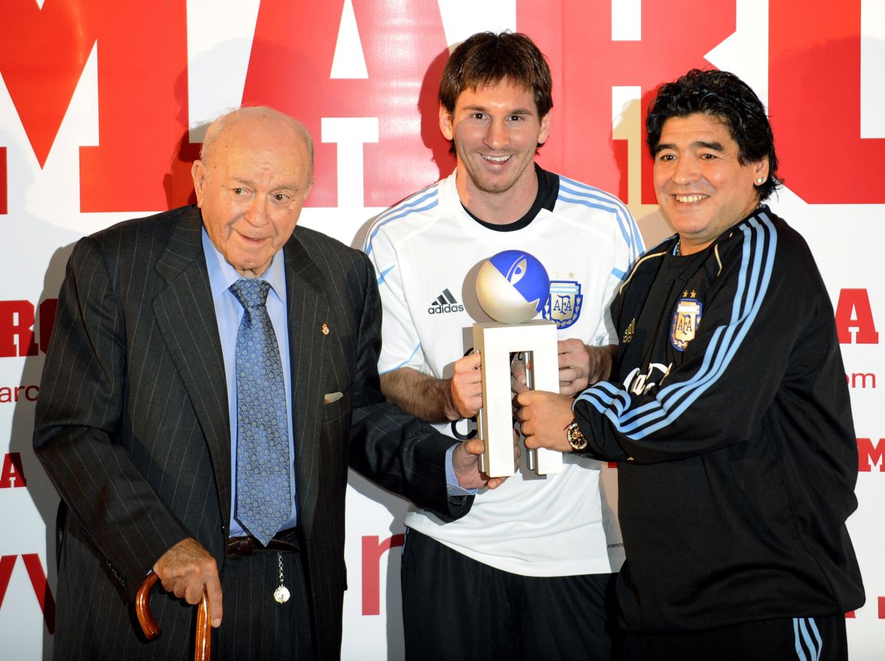 Di Stefano with Argentinian football legends Lionel Messi and Diego  Maradona, the then-coach of the national team, after Messi received the Di Stefano award for best player of the 2008-2009 season.