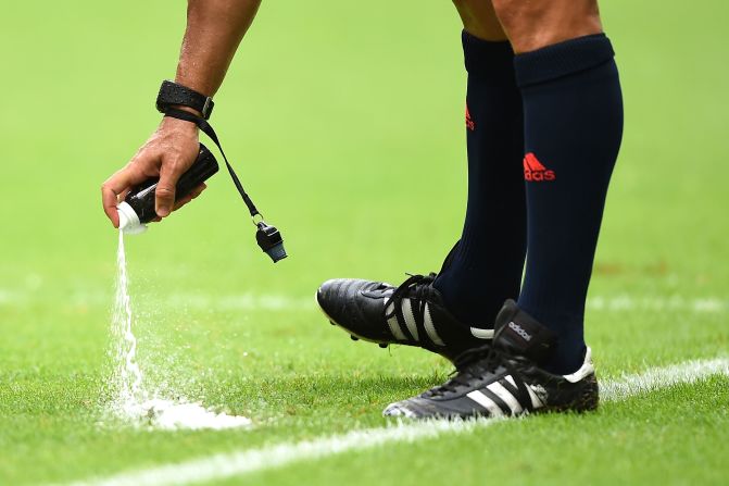 Está ahí un momento... y se esfuma poco después. Este "spray mágico" ha sido una de las estrellas de la Copa del Mundo en Brasil.