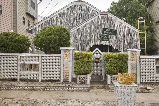 John Milkovisch covered his house and yard in Houston, Texas, with beer cans and scrap metal, creating an eye-catching attraction and tourist destination.