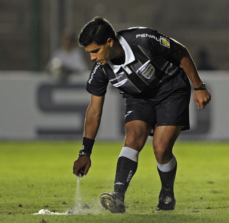El spray fue probado por primera vez en las ligas juveniles y luego en torneos internacionales por categorías, como el Campeonato Sudamericano Sub-20 de 2013.