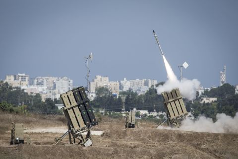 La 'Cúpula de Hierro' es el sistema antimisiles de Israel que se ha convertido desde hace un par de años en el elemento primordial de la protección de su territorio al interceptar en el aire los misiles lanzados desde Gaza.<br />