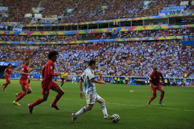 Messi tiene la habilidad de mantener el control de la pelota y encontrar espacio en las áreas más estrechas, lo que lo convierte en uno de los jugadores más difíciles de marcar. 