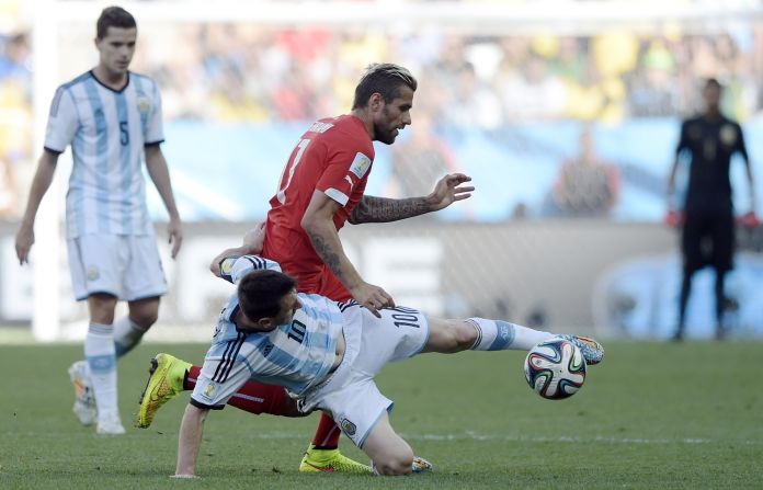 Aunque es más efectivo más arriba en el campo, Messi también se esfuerza en el lado defensivo de su equipo. 