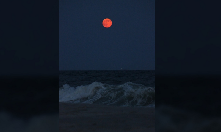 As the supermoon rose over the Long Island coast, <a href="index.php?page=&url=http%3A%2F%2Fireport.cnn.com%2Fdocs%2FDOC-1152204">Elias Aliprandis </a>said he was inspired to take a photo because of its amazing beauty and bright orange hue. 