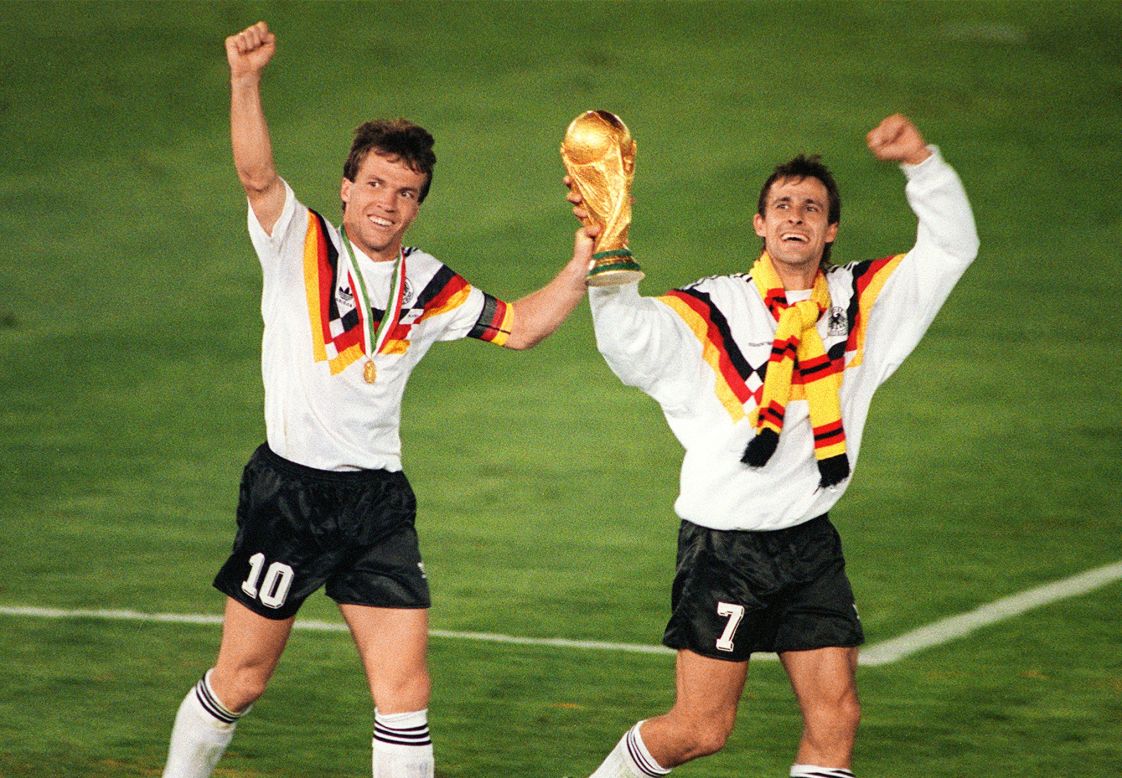 En 1990, Lothar Matthaeus y Pierre Littbarski levantaron la Copa del Mybdi. Alemania Occidental venció 1-0 a Argentina con un gol de Andreas Brehme.