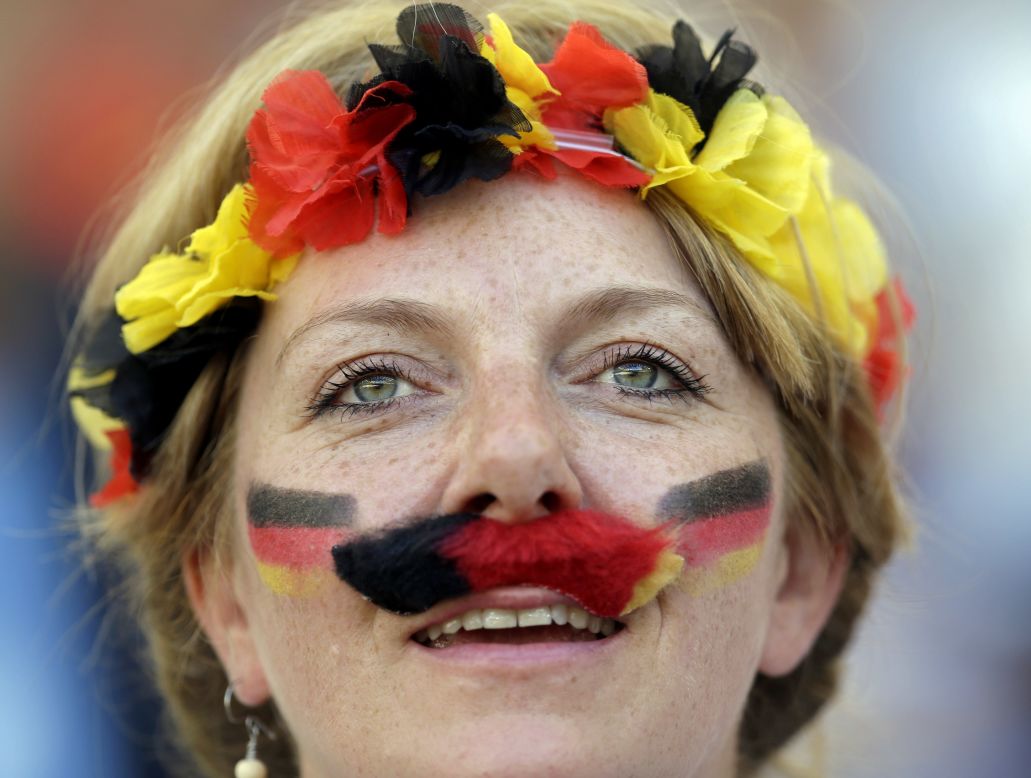 Una hincha alemana a la espera de que comience el espectacular final del Mundial de fútbol en el Maracaná, en Río de Janeiro.