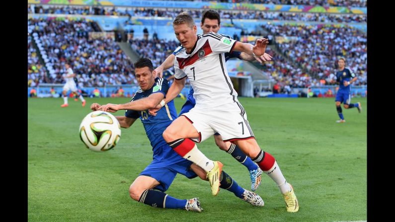 Demichelis challenges Schweinsteiger.