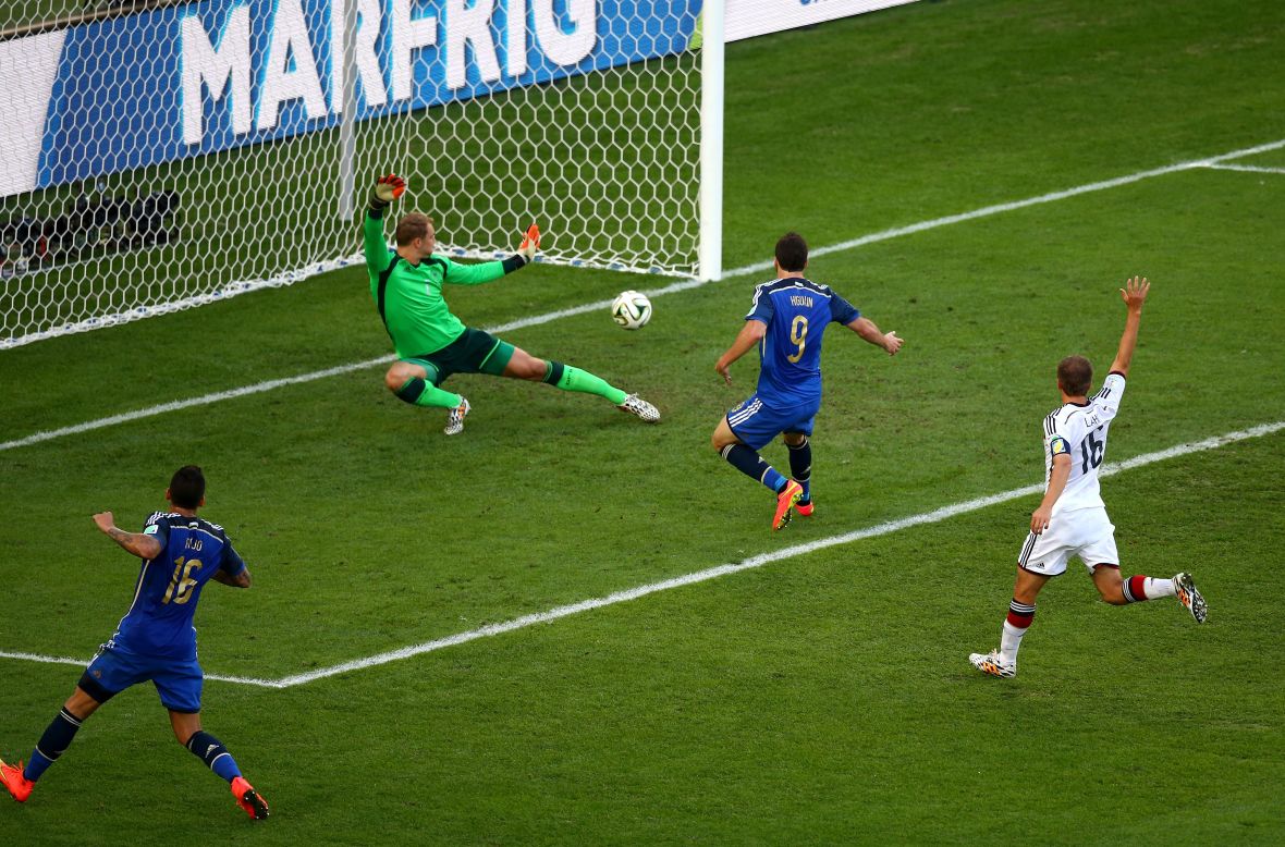El delantero albiceleste Gonzalo Higuain marcando un gol que fue anulado por recibir el balón en fuera de juego durante la final del Mundial de fútbol que están jugando Argentina y Alemania y que se está celebrando en el Maracaná, en Río de Janeiro.