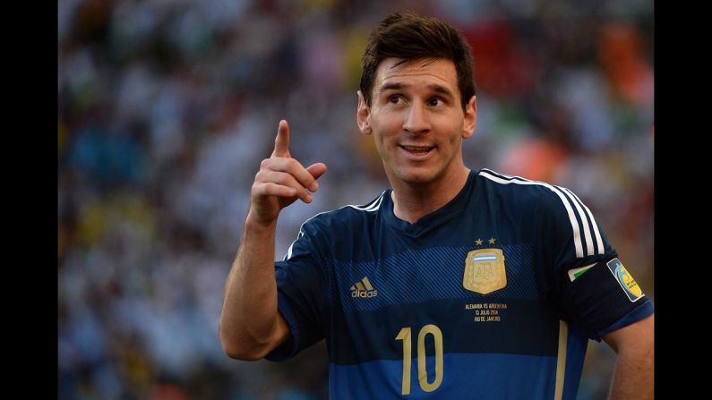 Messi tuvo que salirse del terreno de juego tras la victoria contra Holanda para hacerse pruebas de antidoping y se quedó sin poder celebrar con su equipo. También se hicieron pruebas siete jugadores de la selección costarricense después de ganar contra Italia.