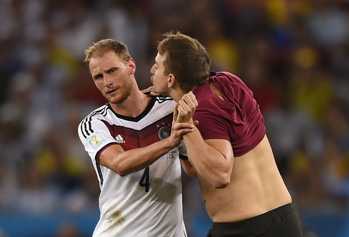 El hincha que logra burlar la seguridad del Maracaná entró al terreno de juego e intento besar a Benedikt Höwedes durante la final Alemania-Argentina. 
