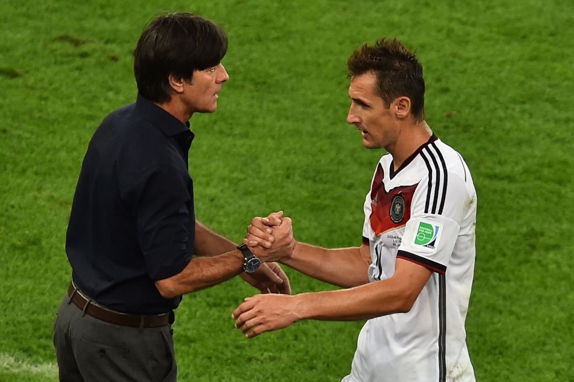 Joachim Löw felicita el juegio de Miroslav Klose, quien entró al banquillo por Mario Götze en el minuto 88 de la final del Mundial de fútbol.