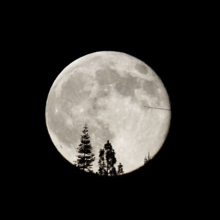 <a href="index.php?page=&url=http%3A%2F%2Fireport.cnn.com%2Fdocs%2FDOC-1152039">Kelli Thompson</a> photographed the supermoon from the foothills of the Sierra Nevada Mountains in California. "The airplane bisecting the supermoon was quite unusual and unexpected," she said.