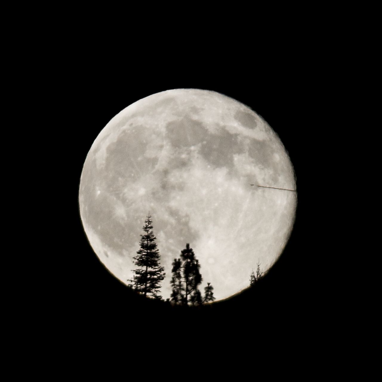 <a href="http://ireport.cnn.com/docs/DOC-1152039">Kelli Thompson</a> photographed the July supermoon from the foothills of the Sierra Nevada Mountains in California. "The airplane bisecting the supermoon was quite unusual and unexpected," she said.