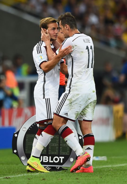 Miroslav Klose mostrando confianza en Mario Götze al entrar en el banquillo.