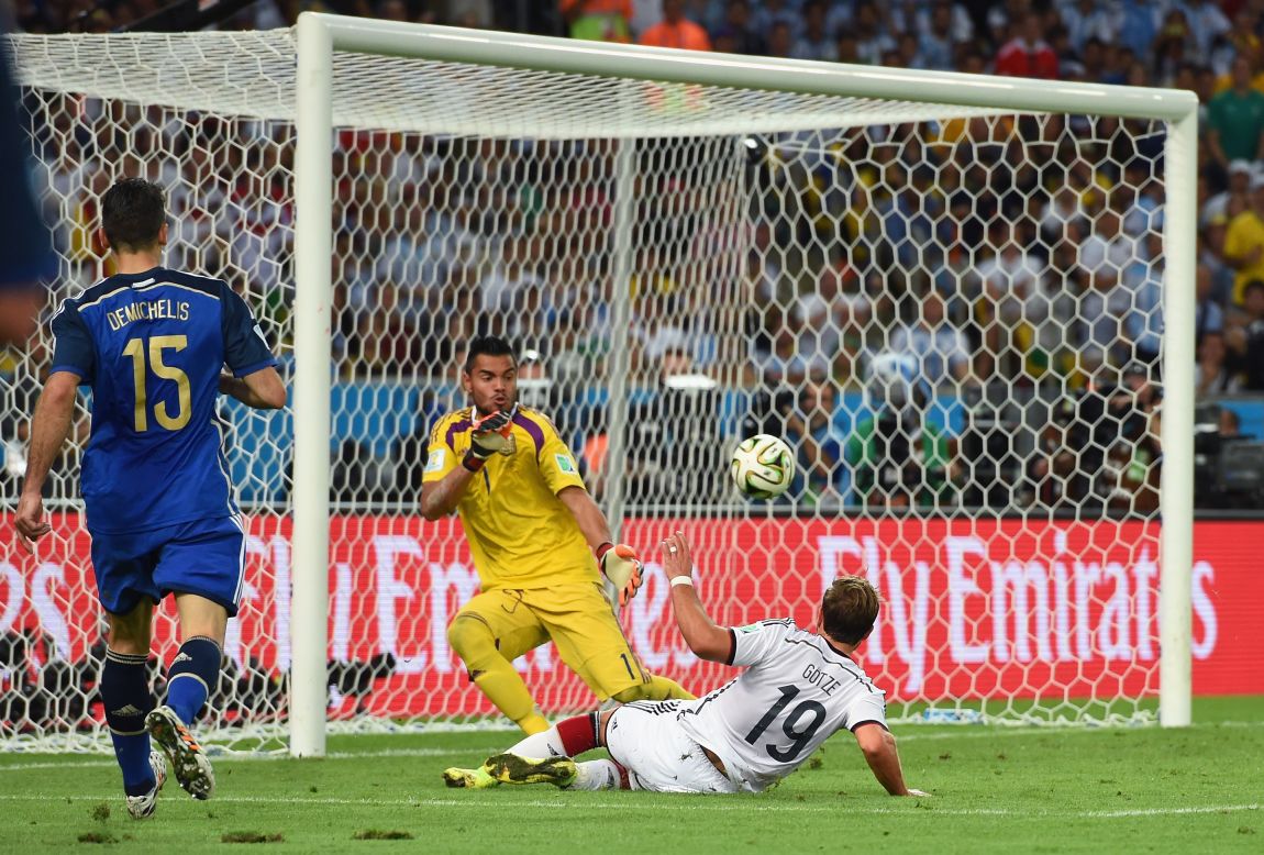 El gol de Mario Götze en el minuto 112, que marcó la victoria de Alemania para lograr ser campeones del mundo.