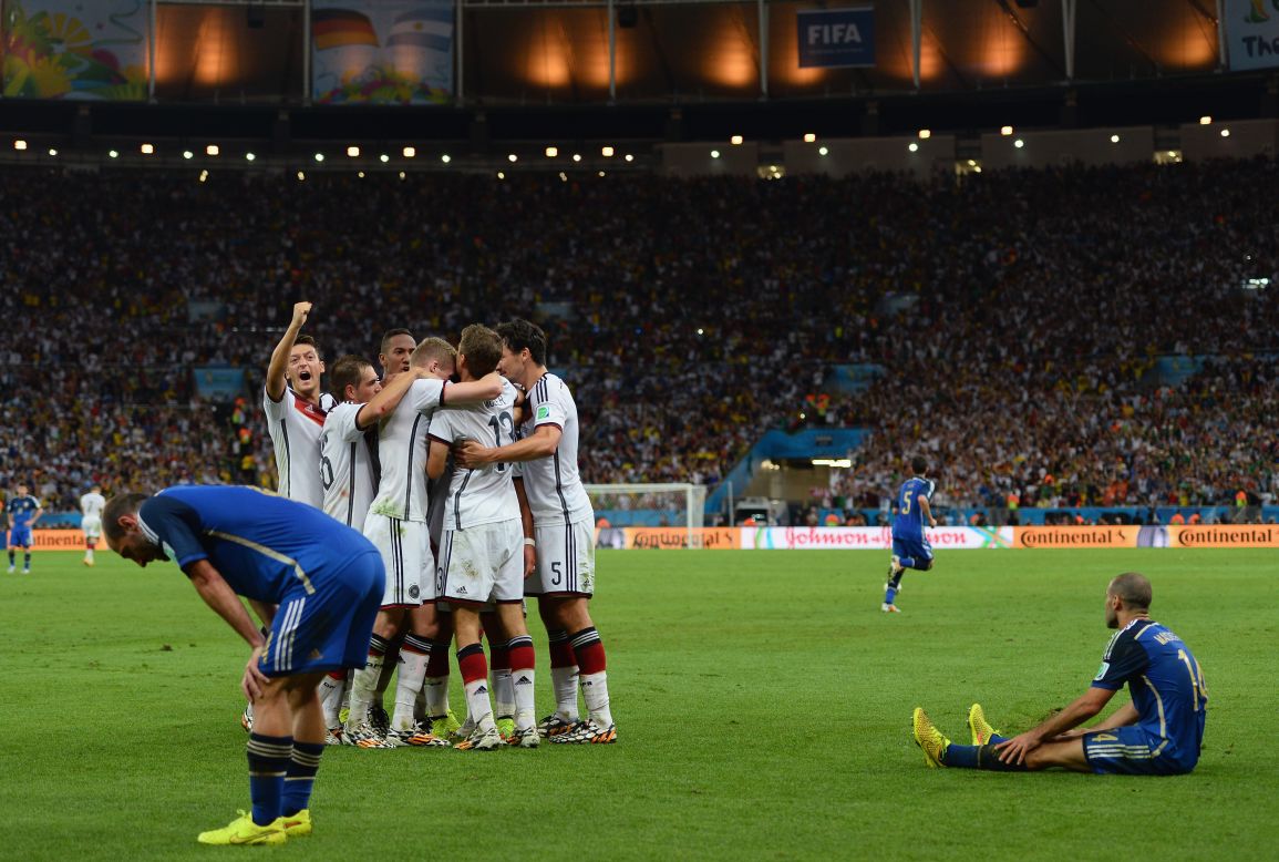 Los jugadores argentinos mostrando desesperación mientras los alemanes celebran el gol de la victoria de Mario Götze.