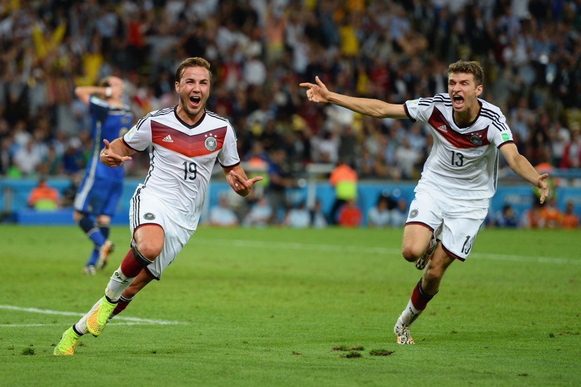 Mario Götze y Thomas Müller celebrando el gol que hizo que Alemania fuera campeona del mundo.