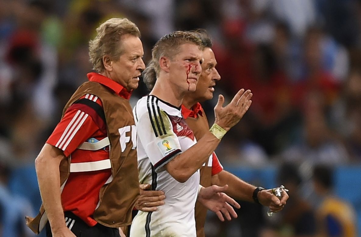 Bastian Schweinsteiger, con sangre en la cara tras chocarse contra Sergio Agüero.