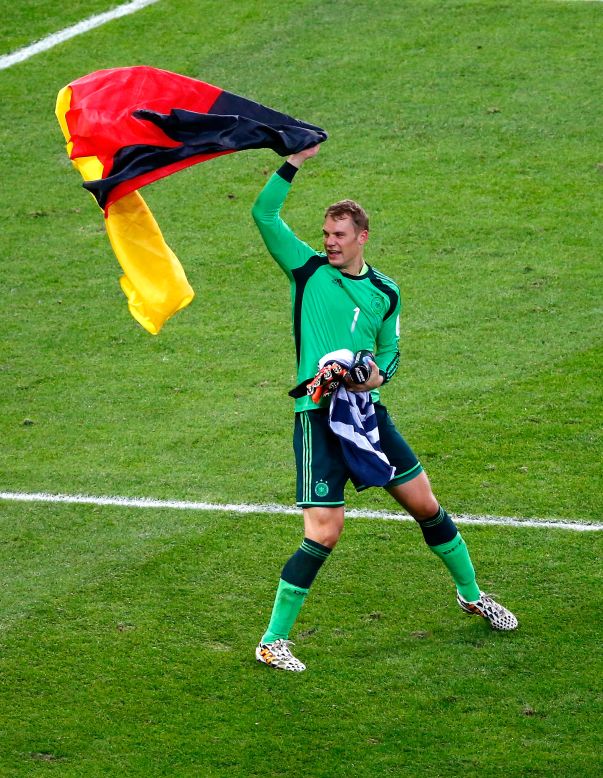 Manuel Neuer celebrando la victoria de Alemania con la bandera de su nación.