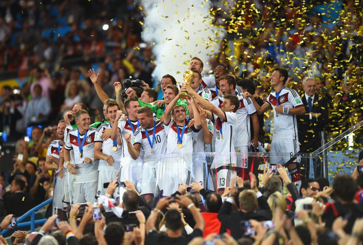¡Campeones! Alemania alza la Copa del Mundo de nuevo después de 24 años de esfuerzos y sufrimiento.