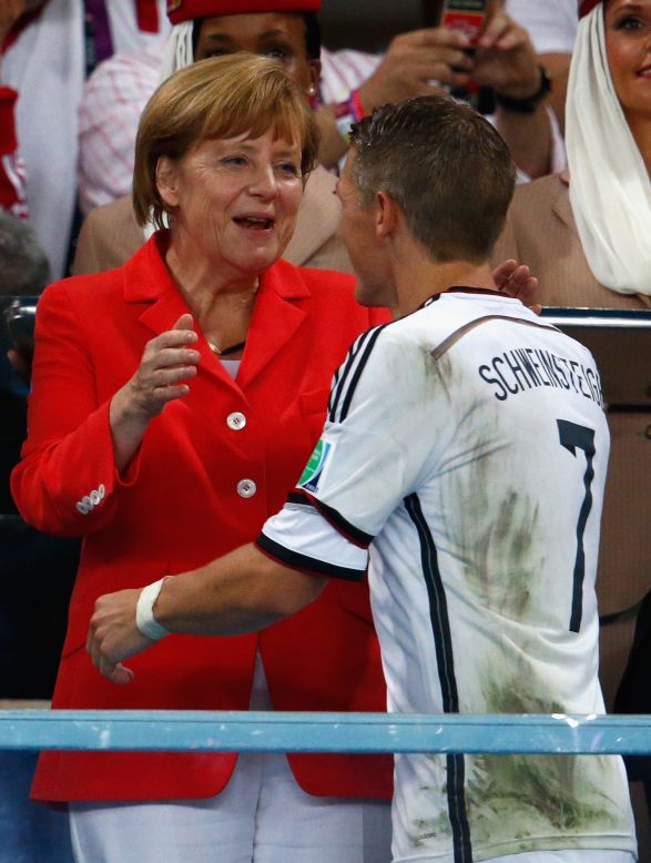 La canciller Angela Merkel felicita Bastian Schweinsteiger en la ceremonia de entrega de la final de la Copa del Mundo, celebrado en el Maracaná, en Río de Janeiro, el 13 de julio de 2014.