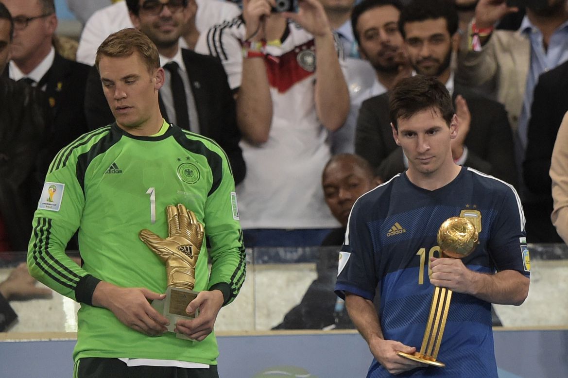 El arquero alemán Manuel Neuer y el capitán de Argentina Lionel Messi reciben sus trofeos por Guante de Oro y Balón de Oro respectivamente. 