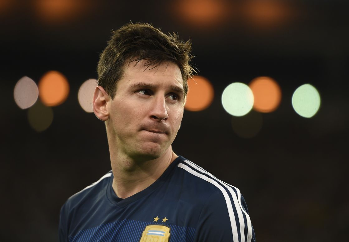 Messi alza la mirada a su afición, que como él, están desilusionados por haber perdido contra Alemania.