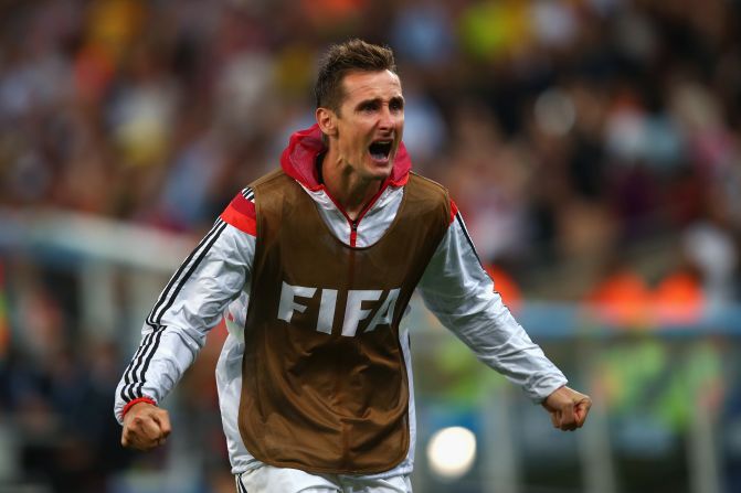 Con 36 años de edad, Klose se ha convertido en el máximo goleador de la historia, superando los 15 goles del brasileño Ronaldo. Esperemos que siga jugando a los 40 en el Mundial de Rusia.