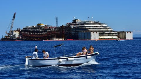 Costa Concordia Captain Jumped Into Lifeboat Crew Member Testifies Cnn