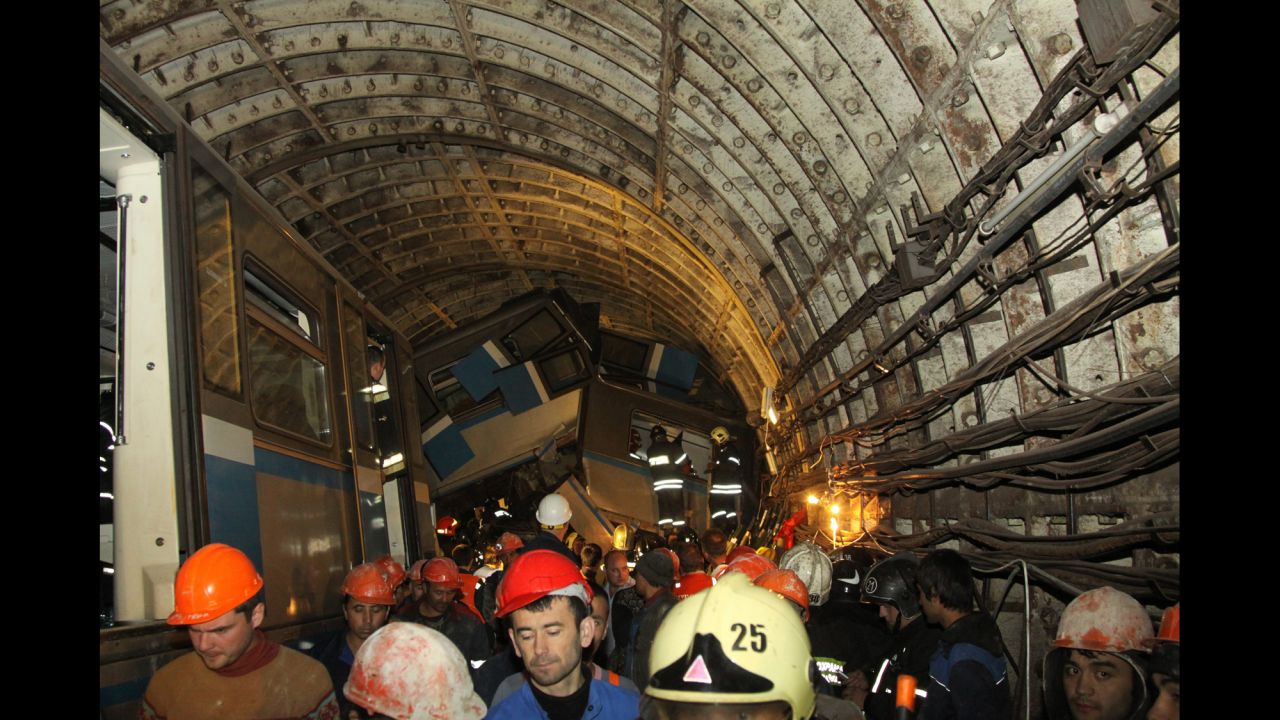 The accident occurred between the Park Pobedy and Slavyansky Boulevard metro stations.