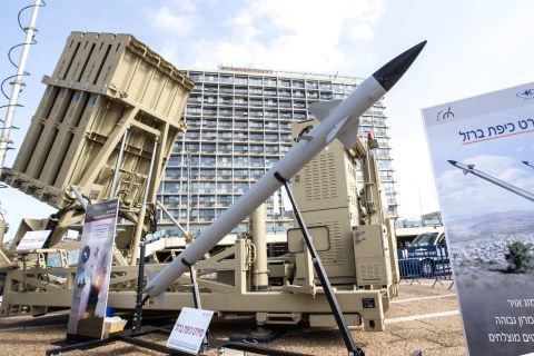 La 'Cúpula de Hierro' es el sistema antimisiles de Israel que se ha convertido desde hace un par de años en el elemento primordial de la protección de su territorio al interceptar en el aire los misiles lanzados desde Gaza.