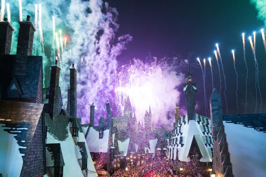 On the eve of the new Harry Potter attraction's opening, Universal Studios Japan invited 1,000 guests to a special ceremony that included fireworks.