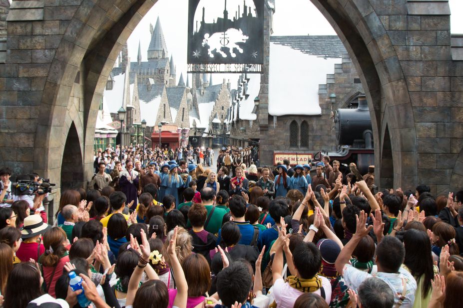 Wizarding World of Harry Potter Universal Studios Parks Hogwarts